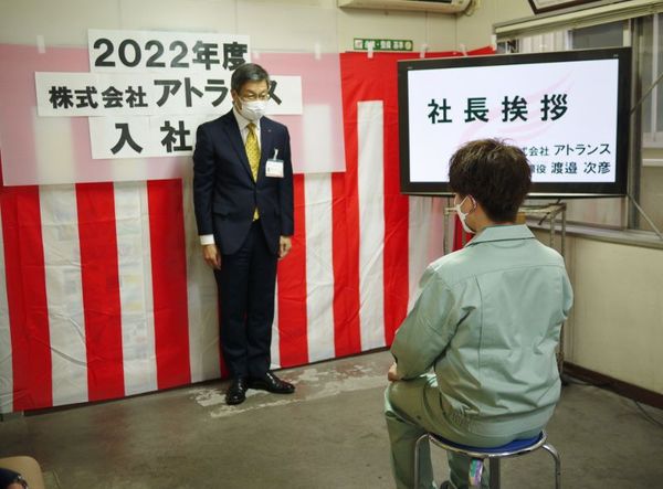 新卒高校生入社。2022年度『入社式』を執り行いました。 新卒高校生入社。2022年度『入社式』を執り行いました。