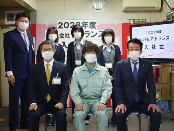 新卒高校生入社。2022年度『入社式』を執り行いました。 新卒高校生入社。2022年度『入社式』を執り行いました。
