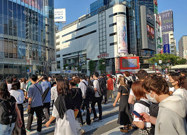 渋谷　スクランブル交差点　混雑