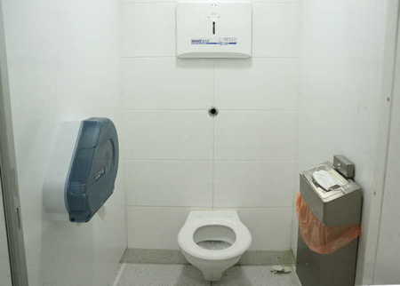 シャルルドゴール空港　トイレ　個室内