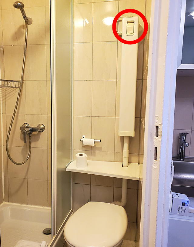 パリの格安ホテル　ミニキッチン付き　トイレの不思議