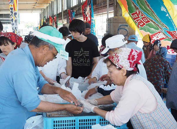 舞阪漁港えんばい朝市 生しらす販売大盛況 舞阪漁港えんばい朝市 生しらす販売大盛況