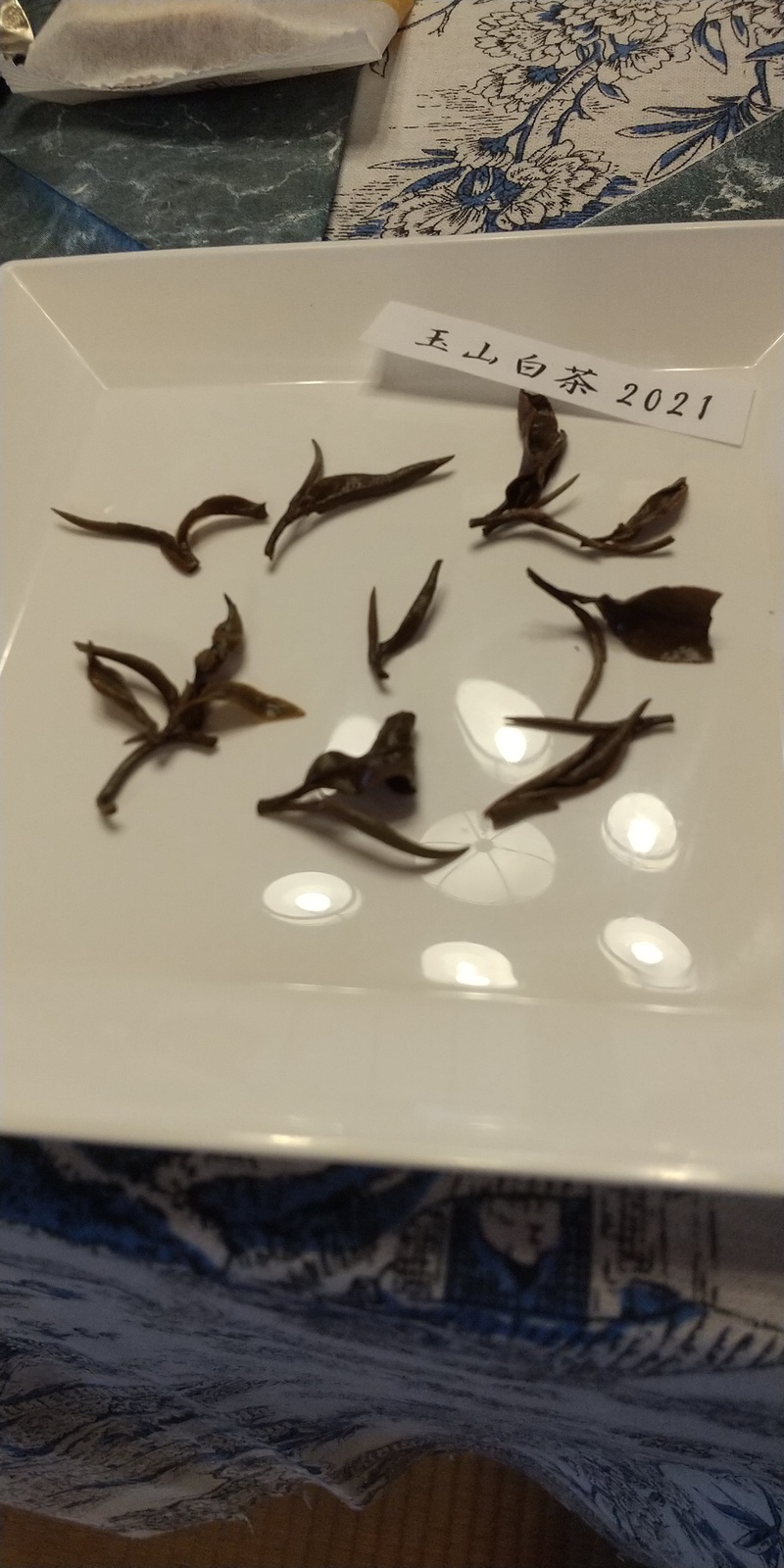 玉山白茶と鳳凰単欉(ほうおうたんそう) 玉山白茶と鳳凰単欉(ほうおうたんそう)