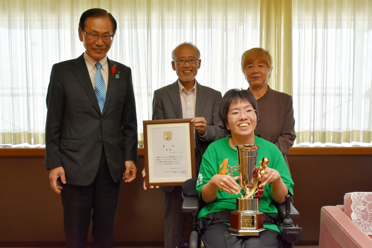 日本電動車椅子サッカー選手権大会静岡県チームが見事優勝！！メンバーの市川さんが市長を表敬訪問しました！