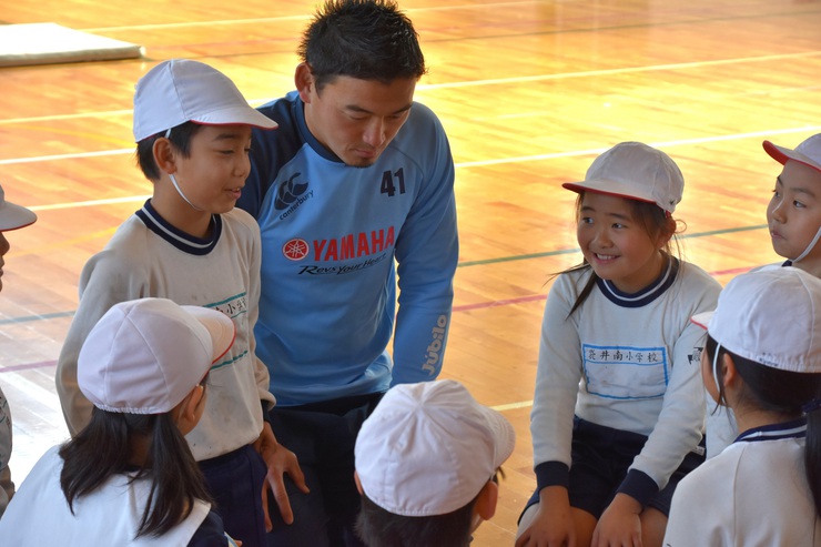 袋井南小学校に五郎丸歩選手がサプライズ登場！ラグビー体験学習を実施しました
