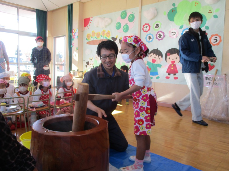 三川幼稚園の園児が、力いっぱい餅つき！