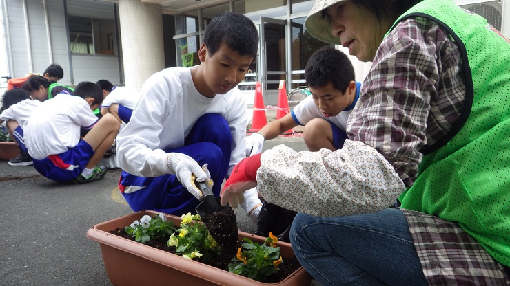 袋井市花の会と袋井特別支援学校生徒が、一緒に学校に花を植えました！