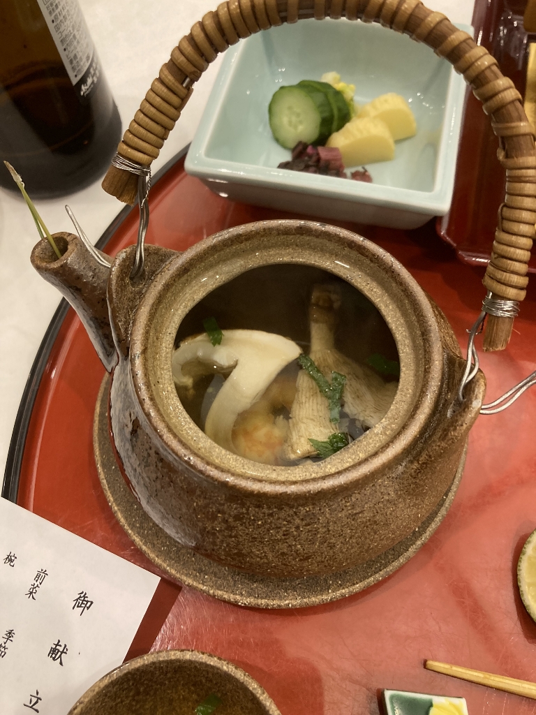 松茸の土瓶蒸しと香の物 松茸の土瓶蒸しと香の物