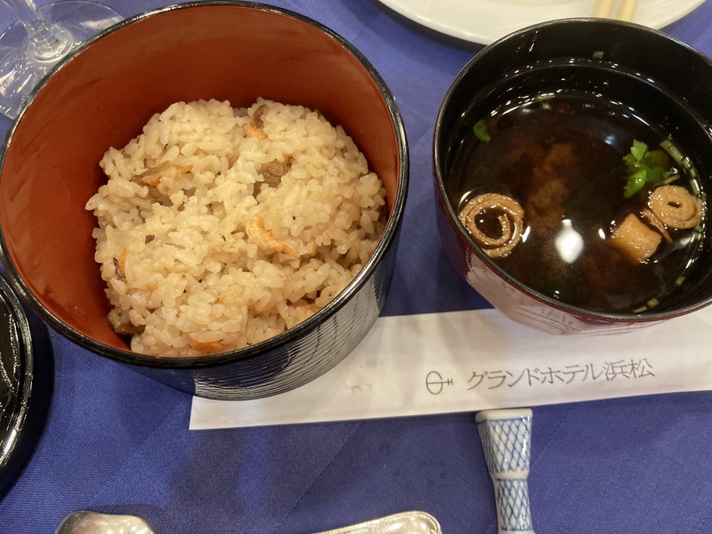 炊き込みご飯とお味噌汁 炊き込みご飯とお味噌汁