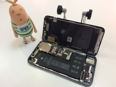 iPhone11Pro　液晶パネルとバックケースの交換