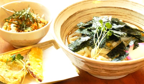 土曜日ですが日替わりランチであります。花巻うどんのランチ 土曜日ですが日替わりランチであります。花巻うどんのランチ