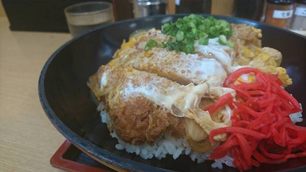 高速道のパーキングでかつ丼とミニ蕎麦セット 高速道のパーキングでかつ丼とミニ蕎麦セット