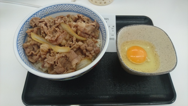 吉野家で牛丼(並)と生卵 吉野家で牛丼(並)と生卵