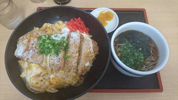 高速道のパーキングでかつ丼とミニ蕎麦セット 高速道のパーキングでかつ丼とミニ蕎麦セット