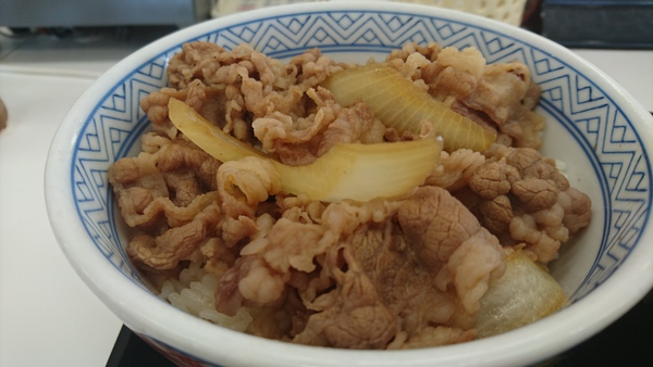 吉野家で牛丼(並)と生卵 吉野家で牛丼(並)と生卵