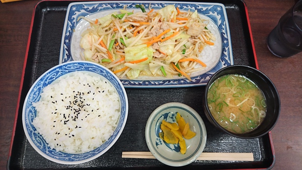 パーキングエリアで野菜炒め定食 パーキングエリアで野菜炒め定食
