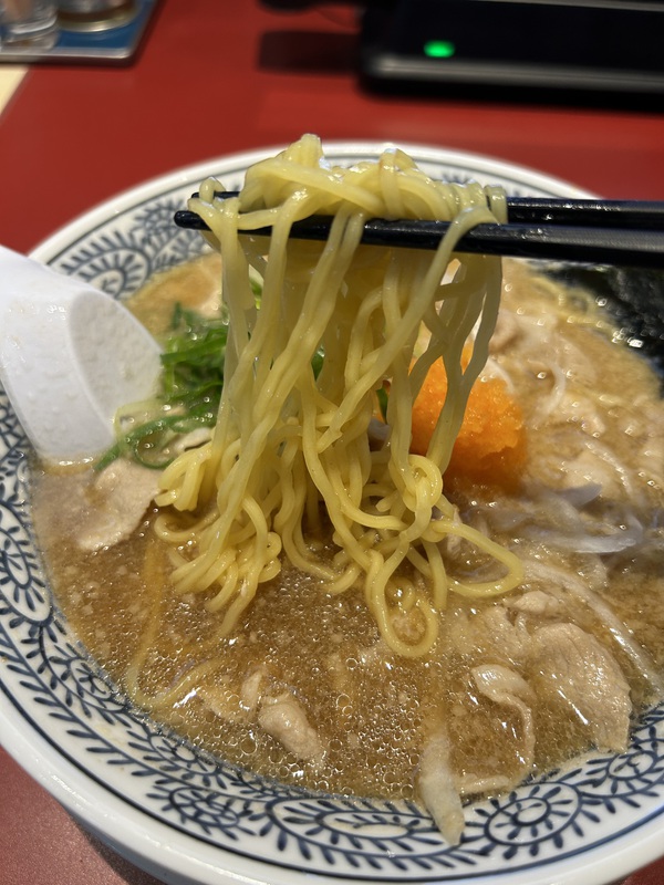 丸源ラーメンさんの味わい深い世界:熟成醤油ラーメン肉そばの魅力 丸源ラーメンさんの味わい深い世界:熟成醤油ラーメン肉そばの魅力