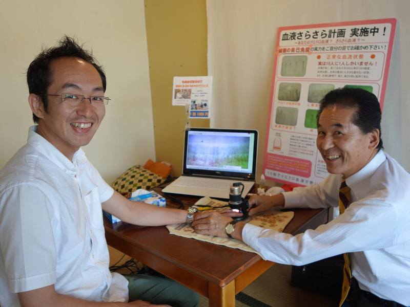左手の指先の血流を検査で、水分摂取不足、浅い呼吸を改善することに努めます 左手の指先の血流を検査で、水分摂取不足、浅い呼吸を改善することに努めます