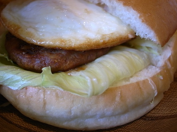 コメダのハンバーガーはお腹いっぱいになるサイズ！　素朴でシンプルな味が楽しめます。