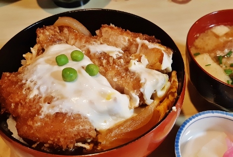 昭和の食堂にて王道のかつ丼 昭和の食堂にて王道のかつ丼