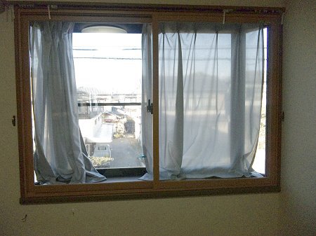 出窓の冷え・結露軽減に内窓リフォームが効果的です