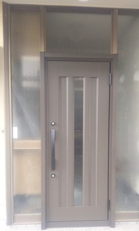 古くなった木製ドアを新しい玄関ドアへの交換リフォーム事例［浜  松市中央区］