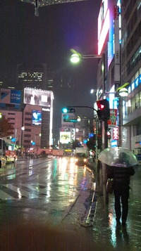新宿、雨が降ってきました