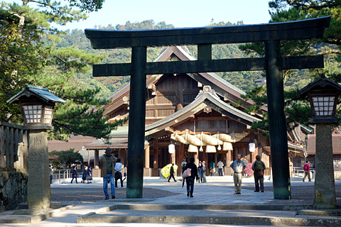 銅鳥居と拝殿 銅鳥居と拝殿
