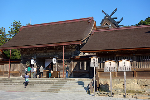 八足門(やつあしもん)と本殿 八足門(やつあしもん)と本殿