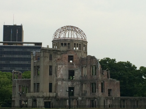 広島平和記念資料館と原爆ドーム