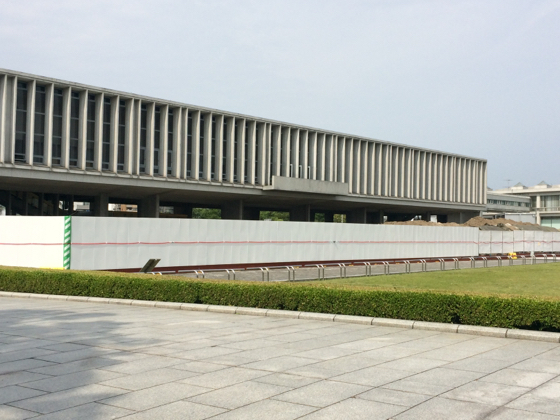 広島平和記念資料館と原爆ドーム