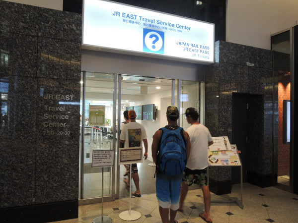世界の東京、訪日客を最初に迎える案内所がここ、「JR EAST Travel Service Center」だ。
