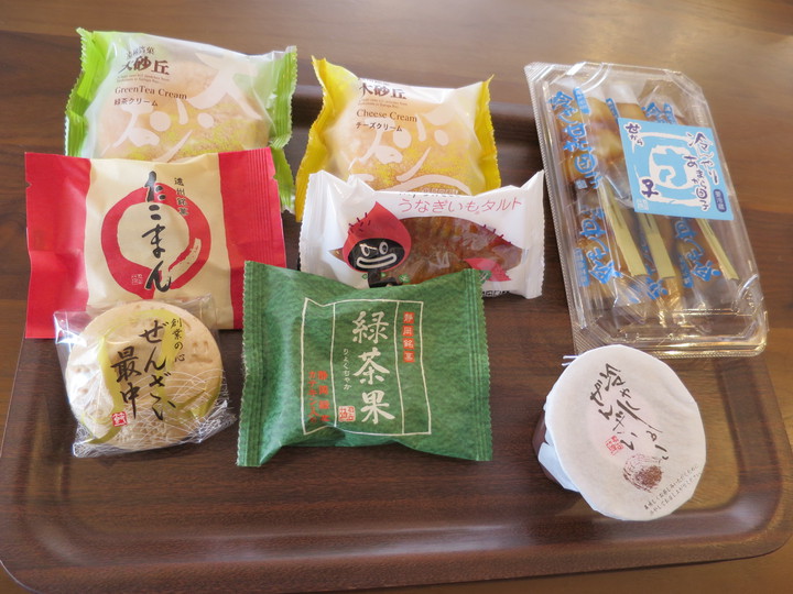 インドネシアの若者たち、「たこまん」のお菓子で Japan Experience！