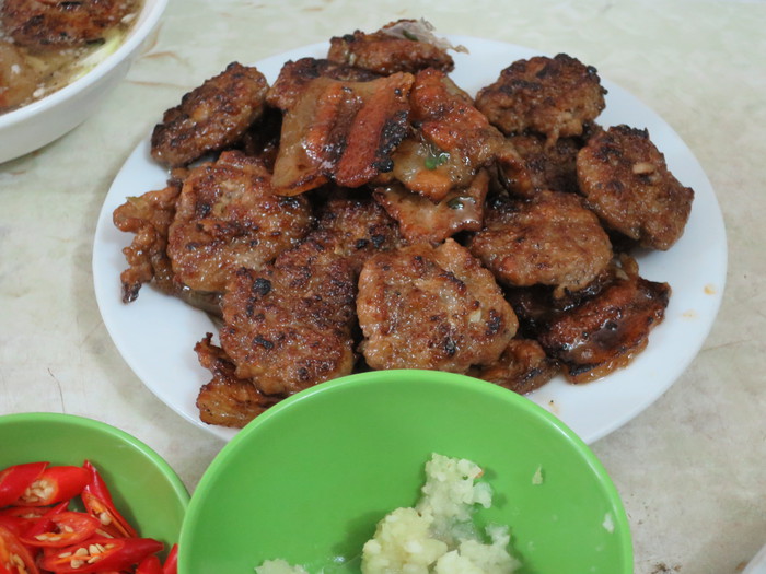 ハノイに来たら、ベトナム風つけ麺「Bún chả (ブンチャ)」を食べよう。