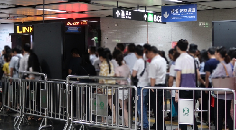 中国・深圳の地下鉄の風景
