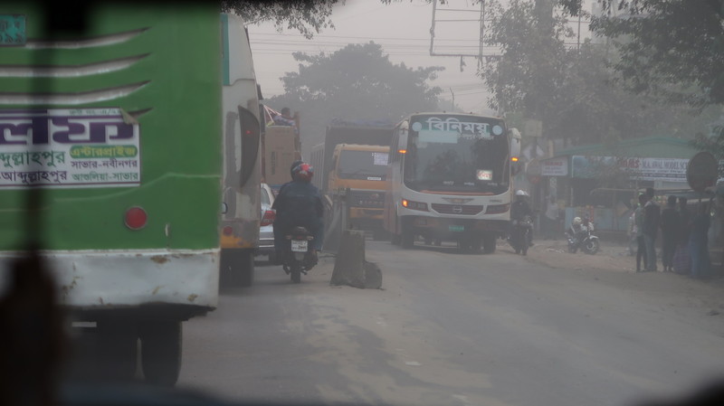 バングラ、ダッカの大気汚染はハンパなかった...これは何とかしないといけませんね。