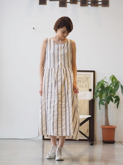 夏のドレスをハイカットスニーカーと合わせて、カジュアルなお出かけ着をお楽しみください 夏のドレスをハイカットスニーカーと合わせて、カジュアルなお出かけ着をお楽しみください