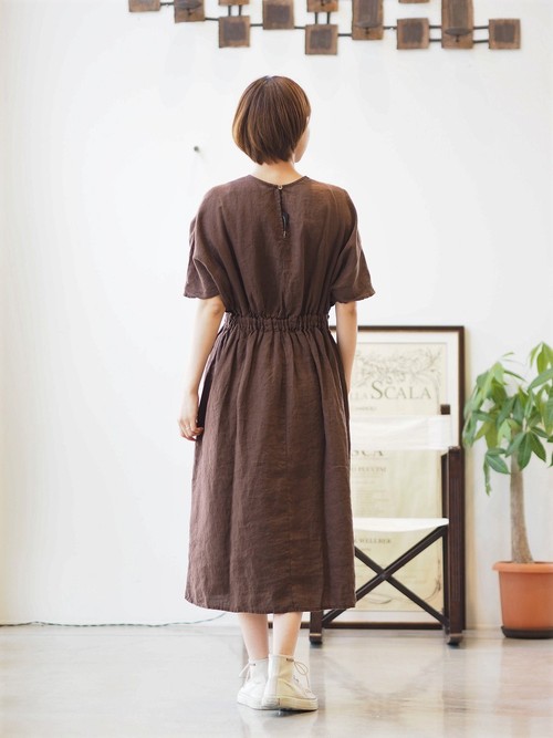 夏のドレスをハイカットスニーカーと合わせて、カジュアルなお出かけ着をお楽しみください 夏のドレスをハイカットスニーカーと合わせて、カジュアルなお出かけ着をお楽しみください