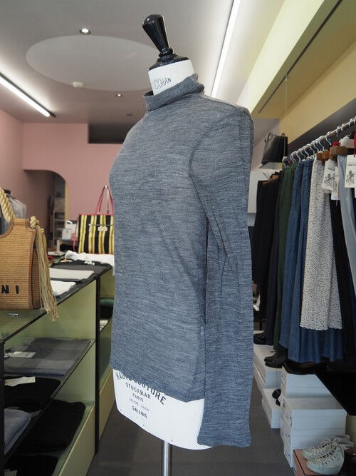 今シーズンもSEMICOUTUREの薄手ストレッチハイネックTopsが入りました 今シーズンもSEMICOUTUREの薄手ストレッチハイネックTopsが入りました