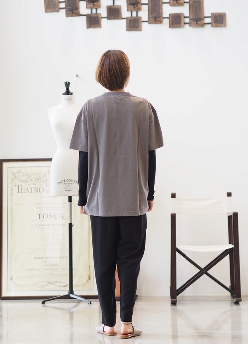 トップスをイン、アウトどちらで着ても様になり脚を細くきれいに見せてくれるENFŐLDの洗えるパンツ トップスをイン、アウトどちらで着ても様になり脚を細くきれいに見せてくれるENFŐLDの洗えるパンツ