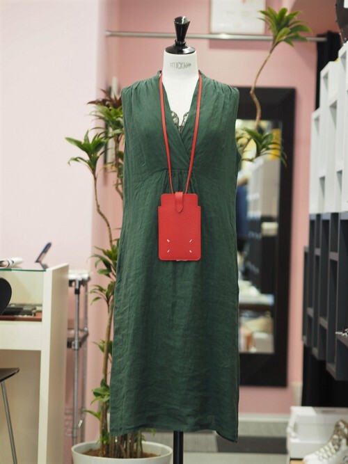 レアーアイテム、Maison Margielaの携帯ホルダーの赤 レアーアイテム、Maison Margielaの携帯ホルダーの赤