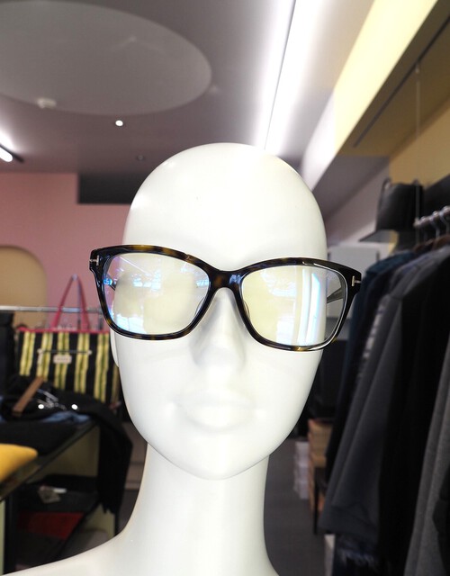 昨日の組合せに合わせたいお仕事パンツ+売れています。お勧め眼鏡 昨日の組合せに合わせたいお仕事パンツ+売れています。お勧め眼鏡