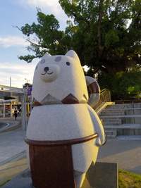磐田駅前大楠広場のしっぺい石像