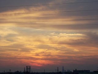 茜色の雲に映える日没