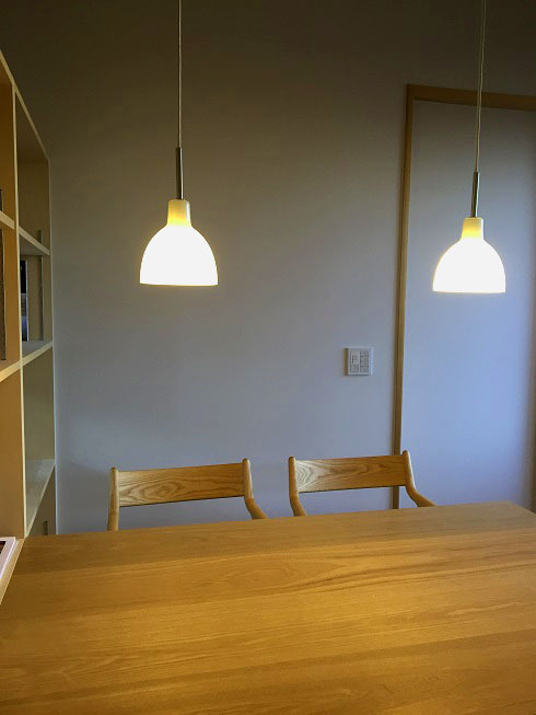 『デザイン』がスマートな家 ～椅子と机と照明の心地良い高さを考える～