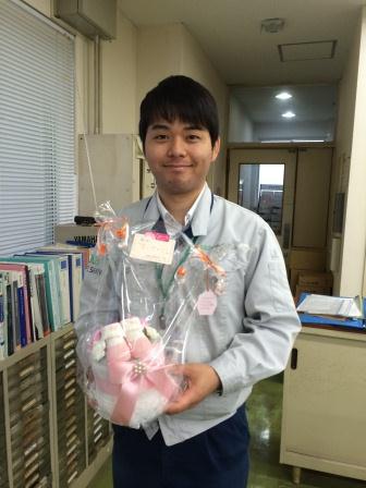 オムツケーキでお祝い♪お祝いモードでスタッフ紹介(^^) オムツケーキでお祝い♪お祝いモードでスタッフ紹介(^^)