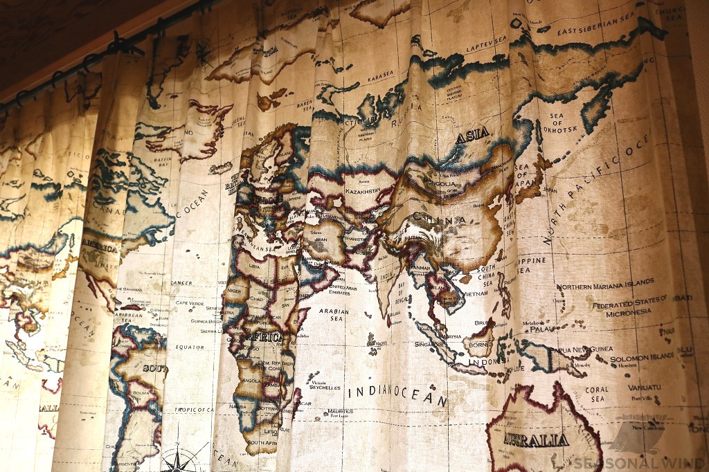 世界地図のコットンプリントカーテンをお取り付けしました