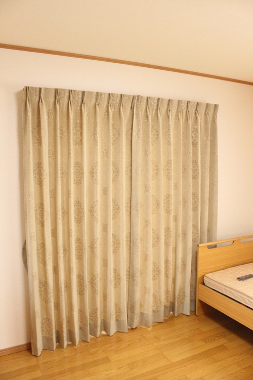 ベーシックカラーのオーダーカーテンでスタンダードな雰囲気の窓辺に～菊川市Ｇさま邸