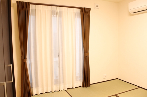 菊川市でお家の見学会！リビングにイギリス製のジャカードカーテン＆モダンなアクセントウォールにシックなボルドー色のカーテン