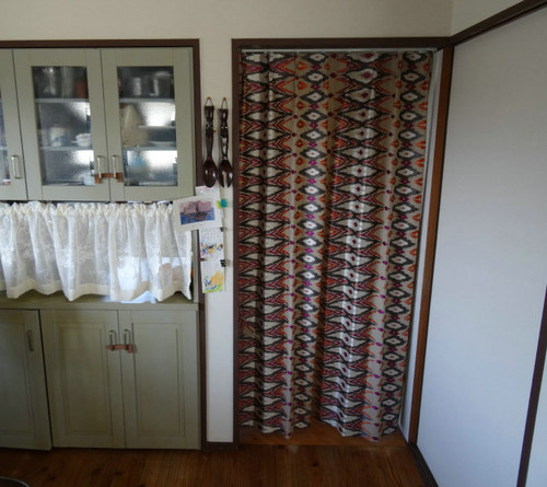 お部屋の間仕切りカーテンはイギリス製のリネン刺繍生地・遊牧民の伝統刺繍を模ったモチーフが素敵です。菊川市Ｉさま